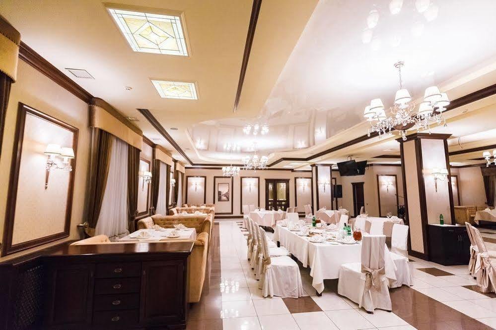 Maria Garden Hotel & Restaurant Ивано-Франкивск Екстериор снимка