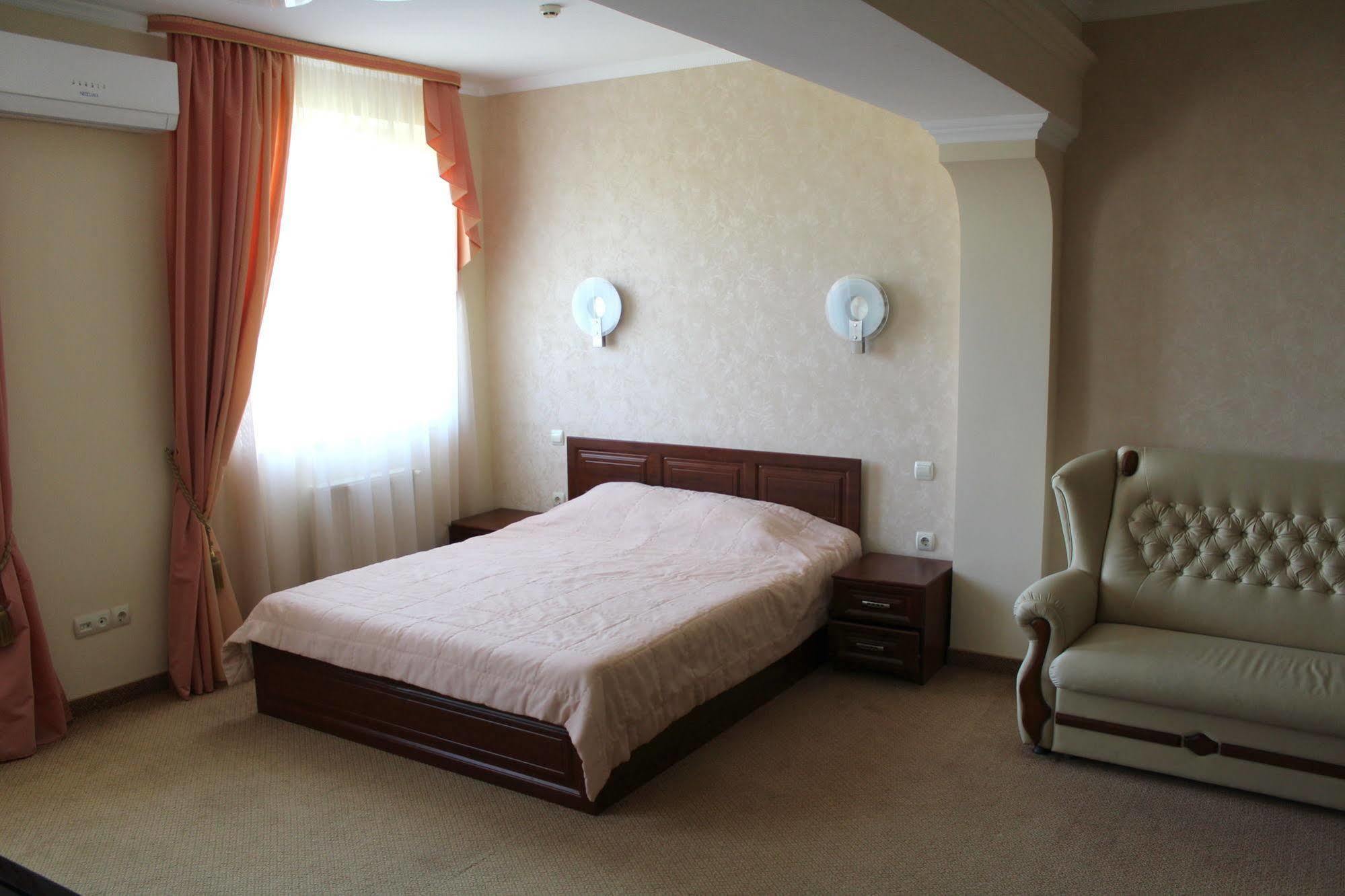 Maria Garden Hotel & Restaurant Ивано-Франкивск Екстериор снимка
