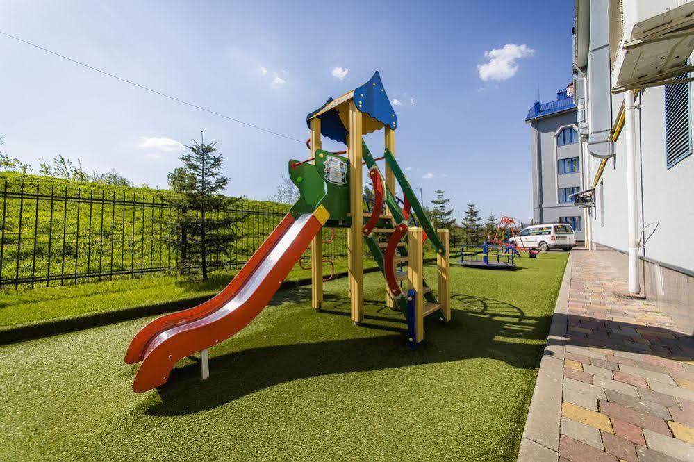 Maria Garden Hotel & Restaurant Ивано-Франкивск Екстериор снимка