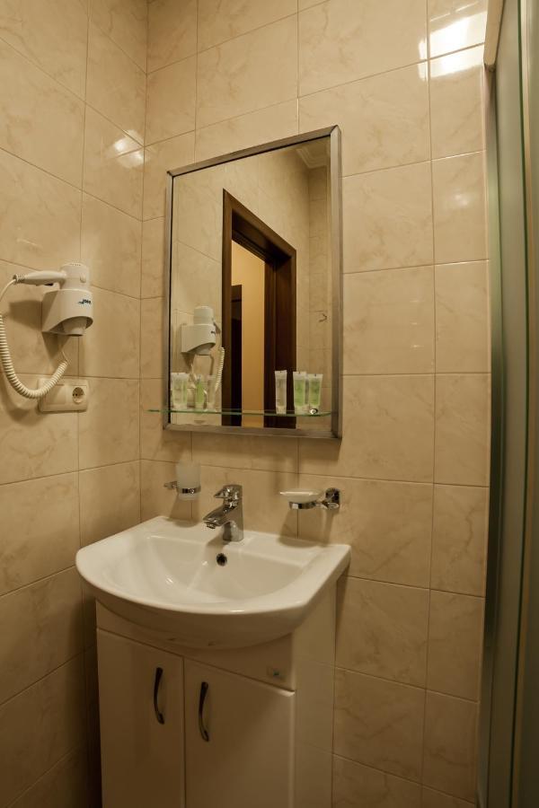 Maria Garden Hotel & Restaurant Ивано-Франкивск Екстериор снимка