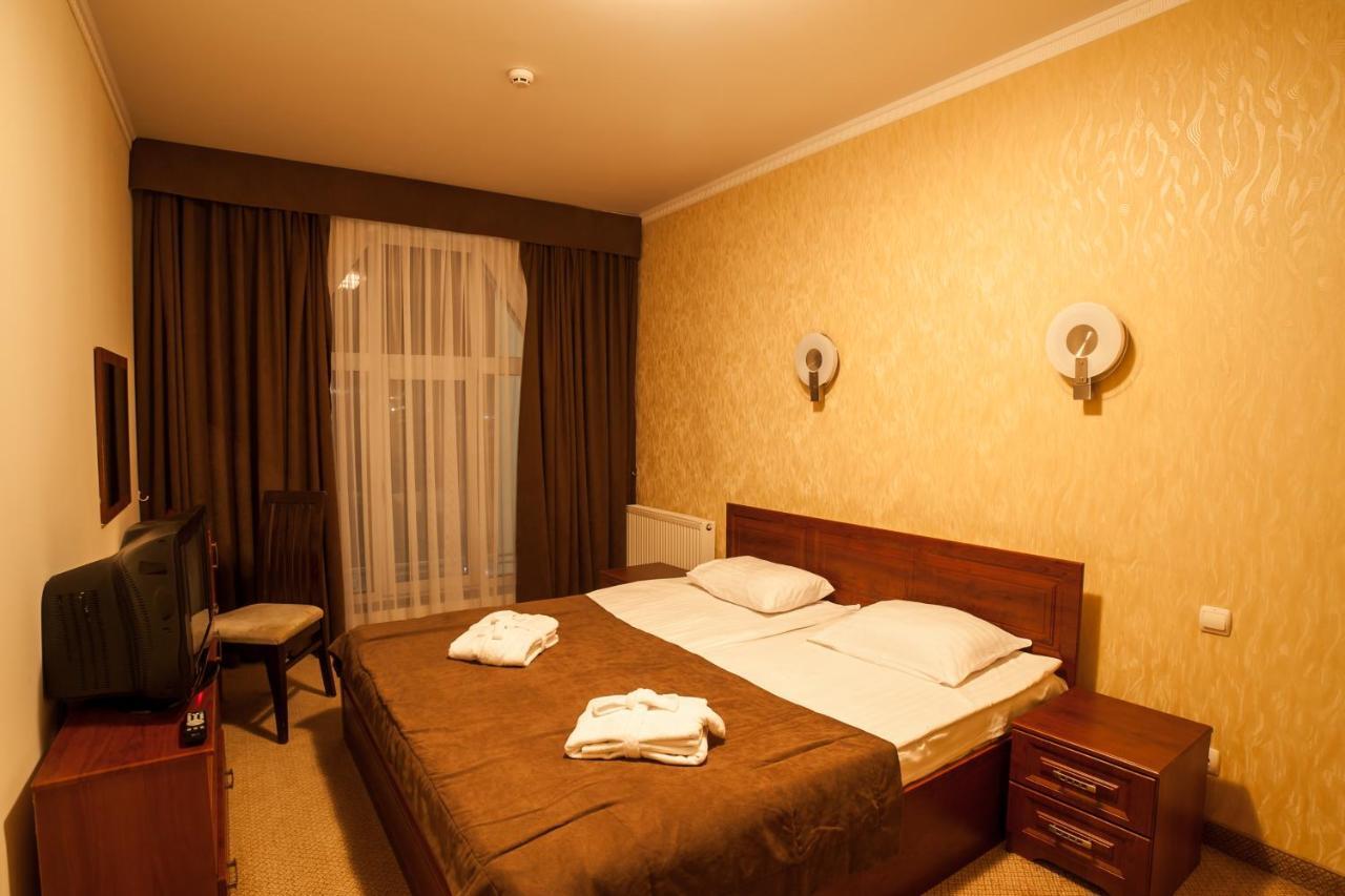 Maria Garden Hotel & Restaurant Ивано-Франкивск Екстериор снимка